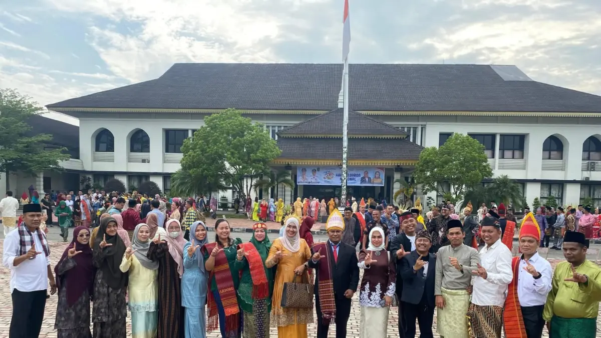 Berpakaian baju adat Nusantara, Disdik Labura gelar  upacara Harganas ke-33. (Asri Tarigan/Sumut Pos)