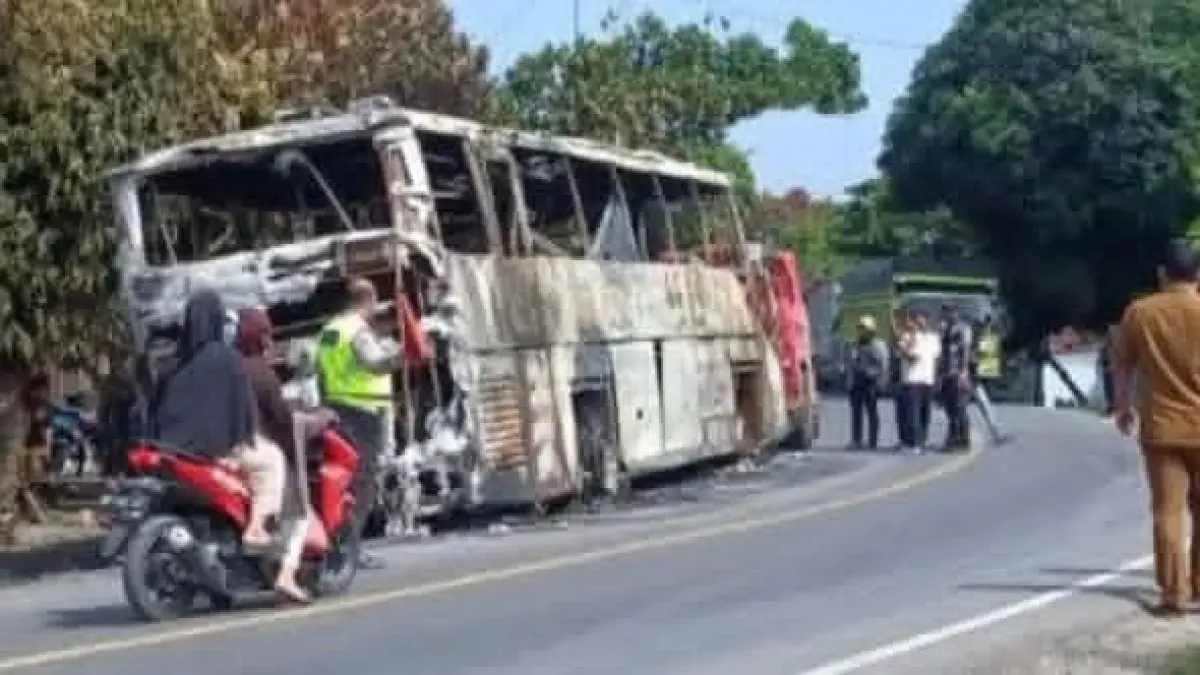 Bus Makmur Rute Dumai–Medan terbakar di Jalinsum Sinar Pagi, 35 orang penumpang selamat.( Asri Tarigan/Sumut Pos ) 