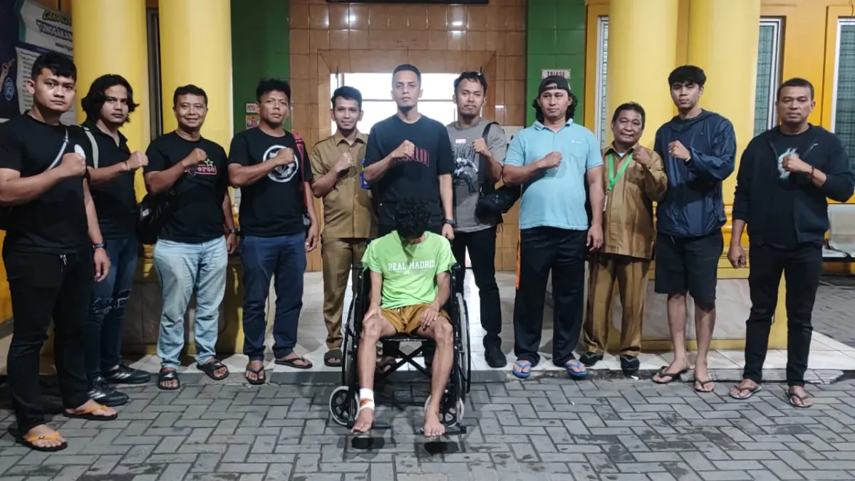 

Kanit Pidum, Ipda Jun Fredy Sembiring (tengah) dan tim usai membawa pelaku curanmor mendapat perawatan medis di RSUD Djoelham. (Foto dari Humas Polres Binjai/Sumut Pos)