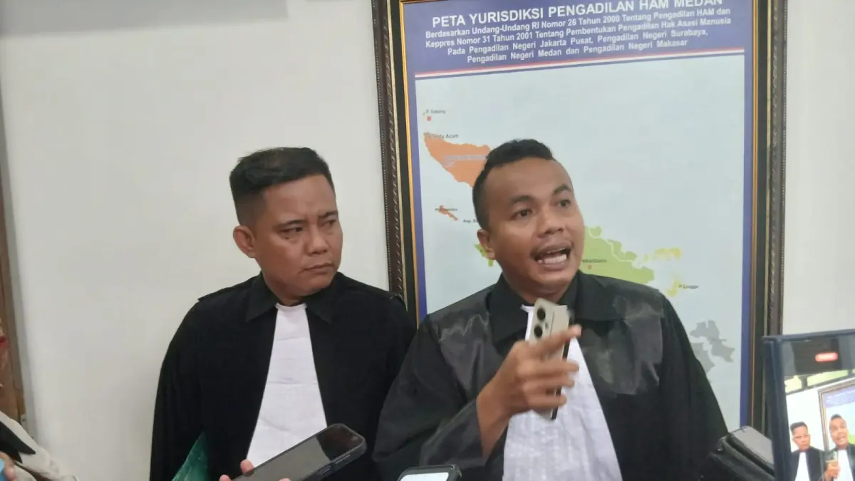 KASUS: Paulus Peringatan Gulo selaku PH Bambang Ghiri Arianto, memberikan keterangan usai sidang kasus smartboard Langkat di PN Medan, Selasa (30/6/2026). (Dok: Gusman/Sumut Pos)