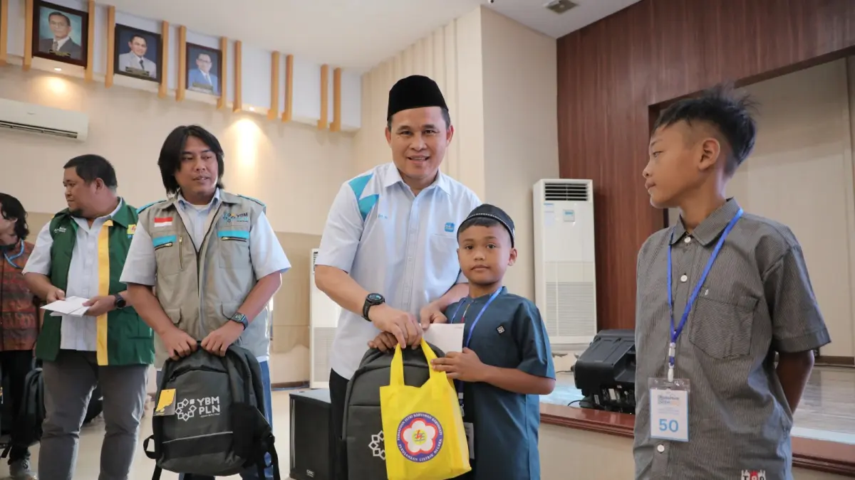 Kebahagian peserta khitan saat diberikan bingkisan dan tas untuk sekolah dari General Manager PLN UID Sumut, Mundhakir (3 dari kanan). (Dok PLN UID Sumut)