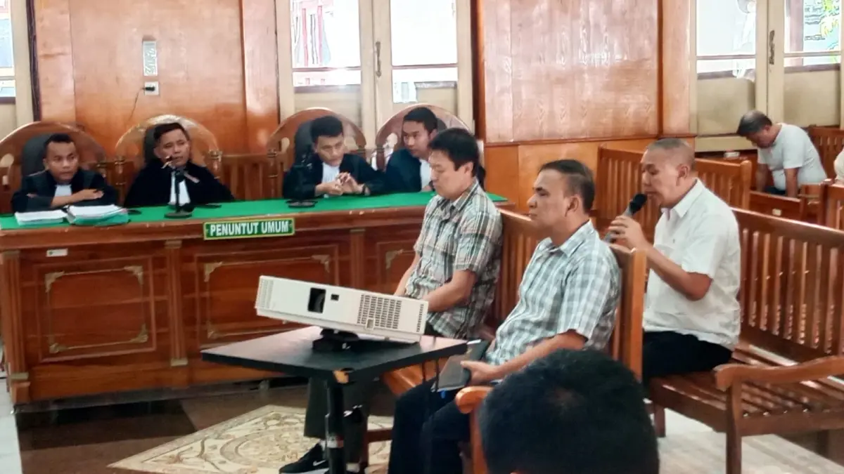 PENGADILAN: Tiga terdakwa korupsi pengadaan smartboard Tebingtinggi, menjalani sidang lanjutan di Pengadilan Tipikor Medan, Selasa (30/6/2026). (Dok: Gusman/Sumut Pos)
