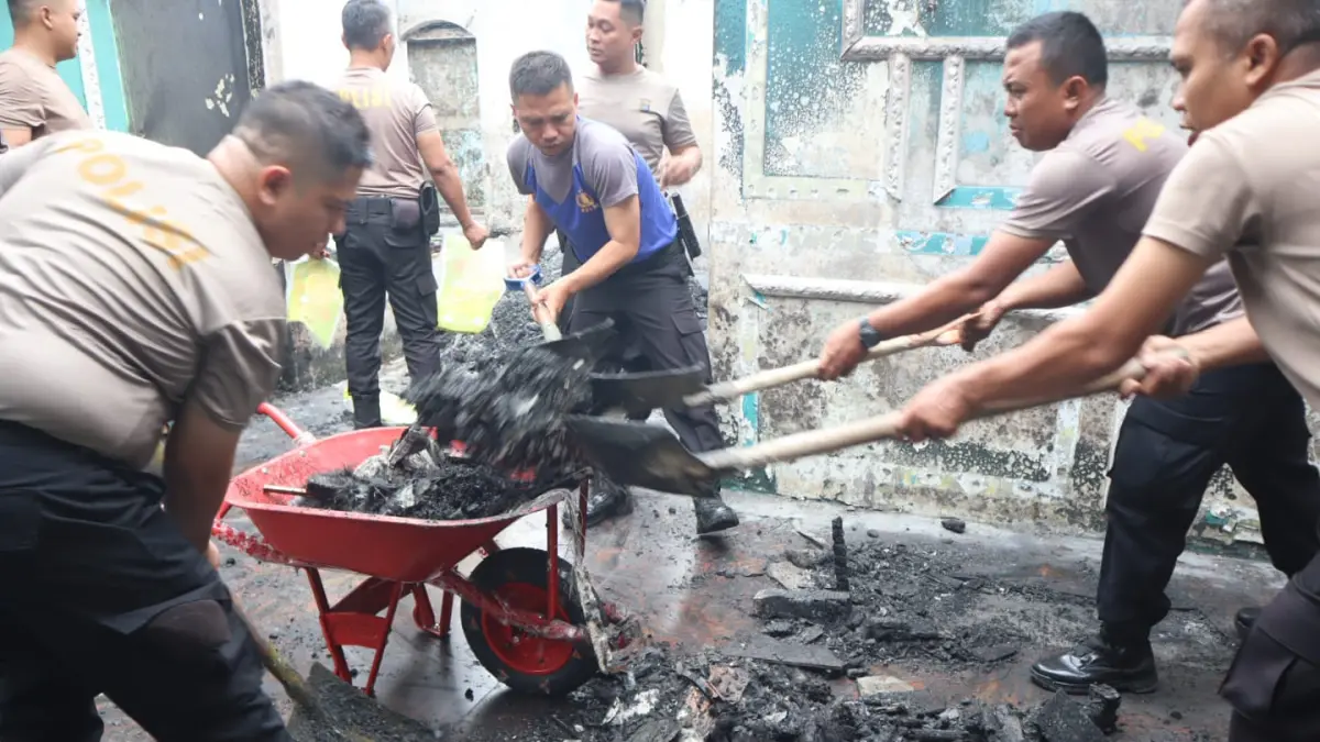 Polres Labuhanbatu melaksanakan aksi kemanusiaan berupa kegiatan kebersihan (kurve) di lokasi pasca kebakaran (fajar)
