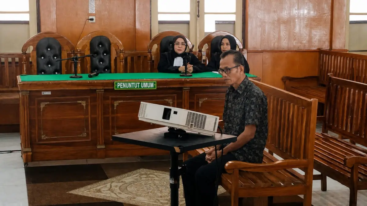 SIDANG: Mantan Sekretaris Disdik Nisel, Eduard Saota, menjalani sidang di Pengadilan Tipikor Medan, Selasa (30/6/2026). (Dok: Gusman/Sumut Pos)
