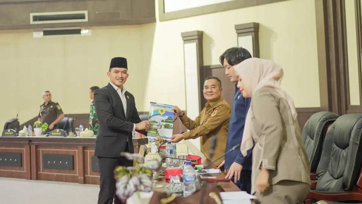 Wabup Syahdian Purba menyerahkan Ranperda) tentang Pertanggungjawaban Pelaksanaan APBD Tahun Anggaran 2025 pada Rapat Paripurna DPRD Labuhanbatu Selatan. (KHAIRUDDIN/SUMUT POS)
