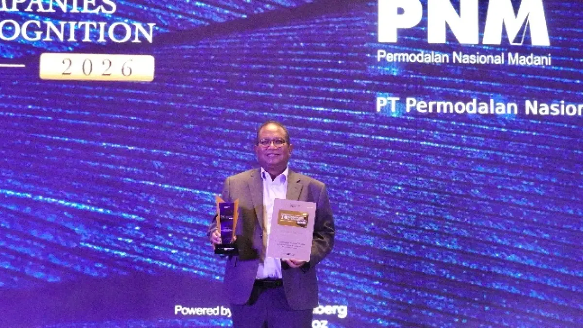 Wakil Direktur Utama PNM Sunar Basuki saat menerima penghargaan Top Company in Ultra Micro Finance for Women Empowerment. (Dok: PNM)