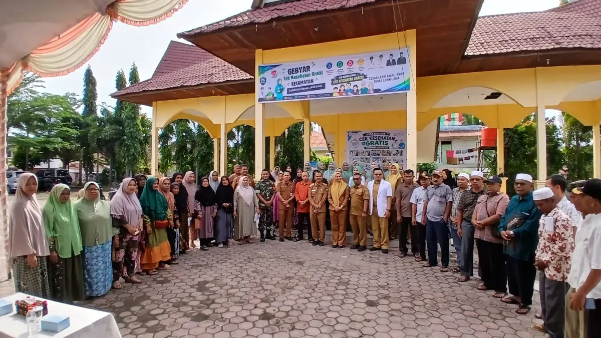  Warga Padang Bolak diabadikan bersama tim medis pada kegiatan  pengobatan gratis di Puskesmas Gunungtua Paluta, Selasa 30 Juni 2026. (Mitra Harahap/Sumut Pos)