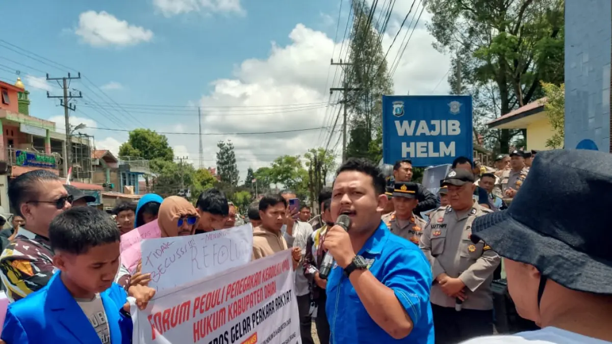 Arifatullah Manik S.Kom dalam suatu aksi mengkritisi kebijakan pemerintah beberapa waktu lalu. (RUDY SITANGGANG/SUMUT POS)