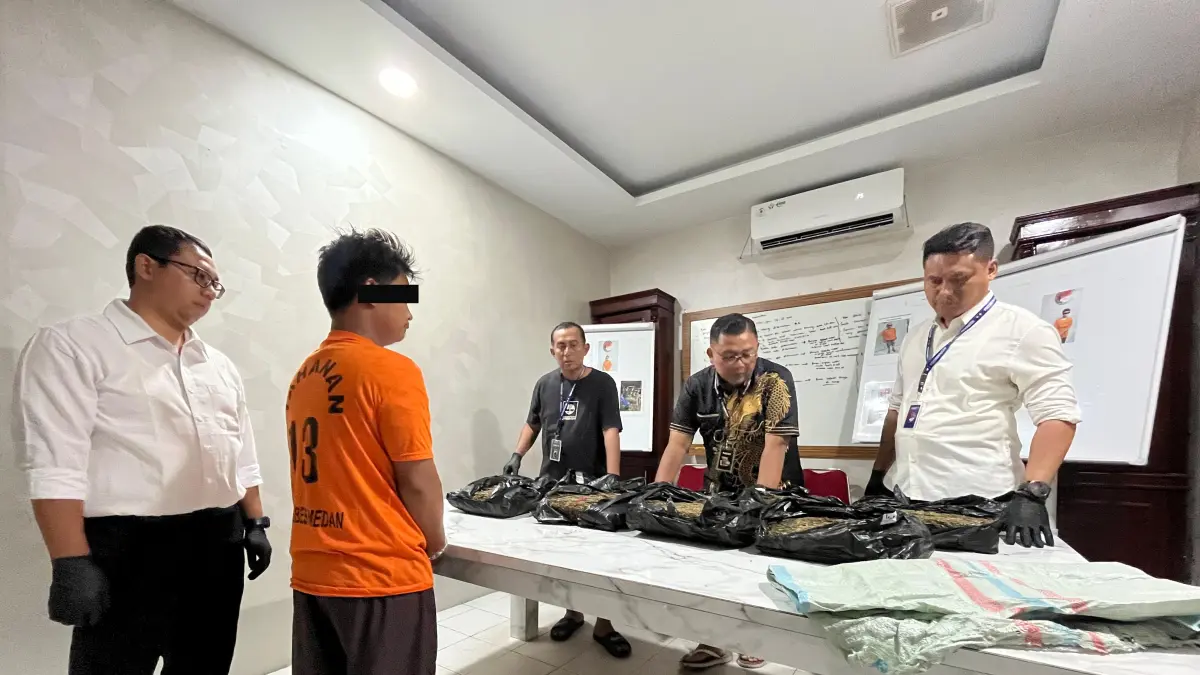 BANDAR: AA bandar ganja yang ditangkap beserta barang bukti ganja yang diamankan petugas, Rabu (1/7/2026). (Dok: Polrestabes Medan)