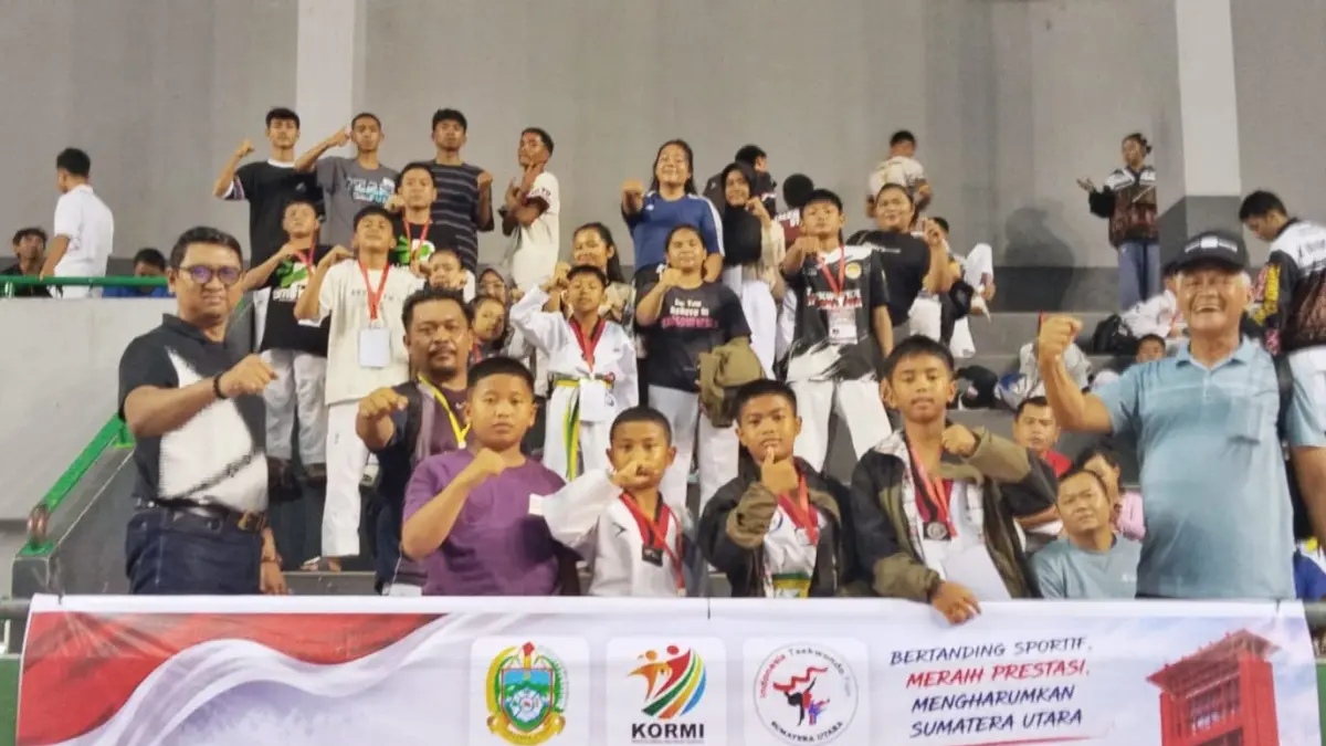 BERSAMA: Pengurus, pelatih, dan atlet Taekwondo ITFun Sumut diabadikan bersama usai menyabet Juara Umum II pada Kejurnas III ITFun 2026 di GOR Dempo, Jakabaring Sport City, Palembang, Sumatera Selatan (27–28 Juni).(Dok : Taekwondo ITFun Sumut)
