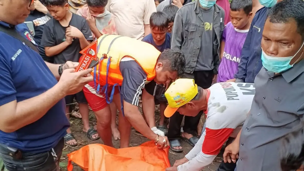 Evakuasi jasad Habib Zuhri Sagala warga Kecamatan Rantau Utara setelah ditemukan di kecamatan Pangkatan (fajar/Sumut Pos)