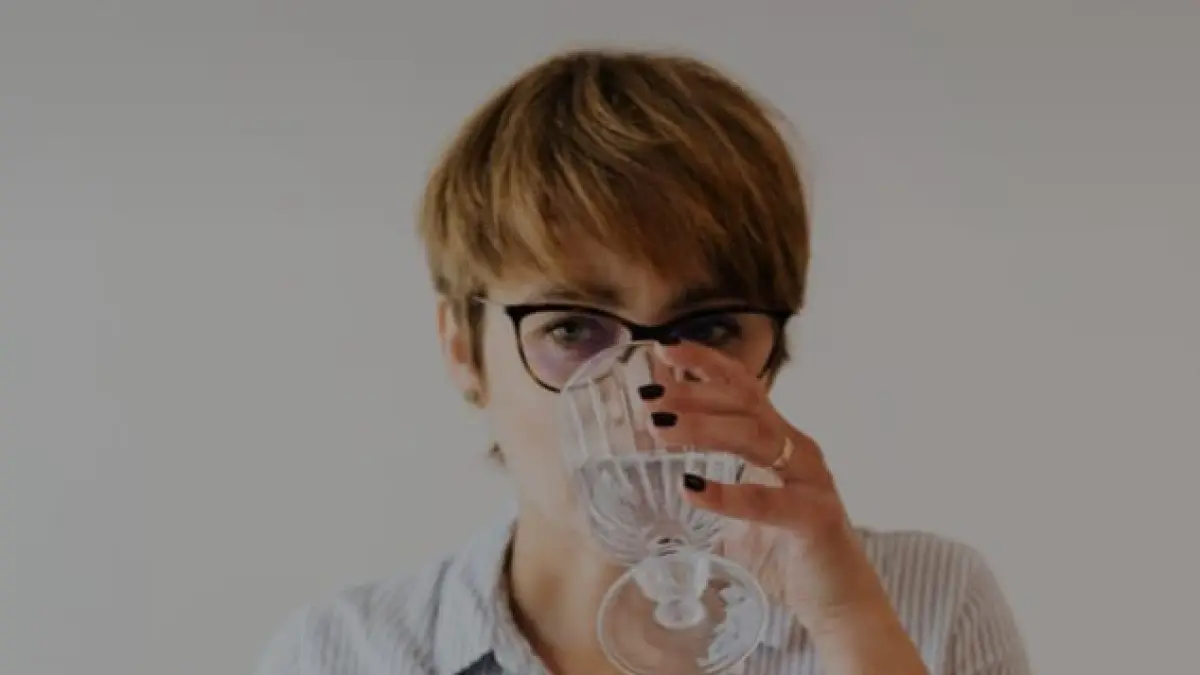 ilustrasi, minum air putih secara berlebihan bisa menyebabkan overhidrasi alias kelebihan cairan. (pexels.com)
