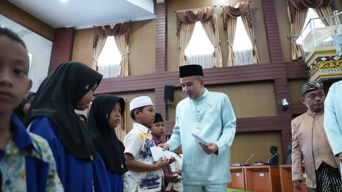 Ketua DPRD Deliserdang Zakky Shahri SH memberikan santunan kepada 100 orang anak yatim piatu.(Batara/Sumut Pos)