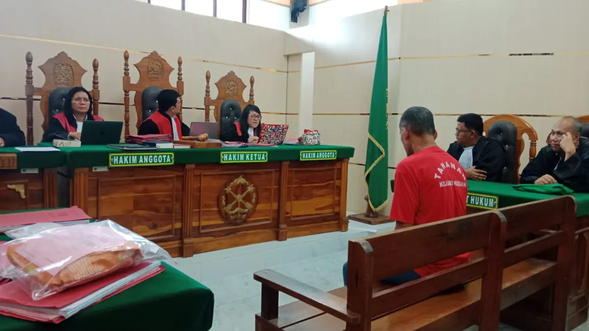 PUTUSAN: Asrizal terdakwa kasus pembunuhan istri, menjalani sidang putusan di PN Medan, Rabu (1/7/2026). (Dok: Gusman/Sumut Pos)


