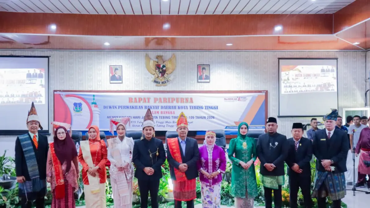 Wali Kota Tebing Tinggi H. Iman Irdian Saragih bersama Wakil Wali Kota H. Chairil Mukmin Tambunan, unsur Forkopimda, pimpinan DPRD, dan para tamu undangan berfoto bersama usai Rapat Paripurna Istimewa dalam rangka Peringatan Hari Jadi ke-109 Kota Tebing Tinggi di Gedung DPRD, Rabu (1/7/2026). (Azan Purba/Sumut Pos)