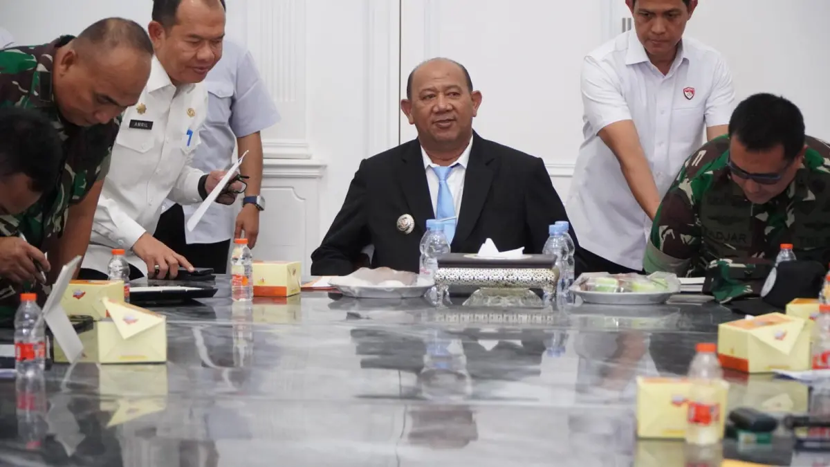 
Bupati Langkat, Syah Afandin sesaat sebelum rapat dengan Kakoorwil Sumatera Satgas Percepatan Rehabilitasi dan Rekonstruksi Pascabencana, Brigjen Fajar Tjahjono. (Diskominfo Langkat/Sumut Pos)