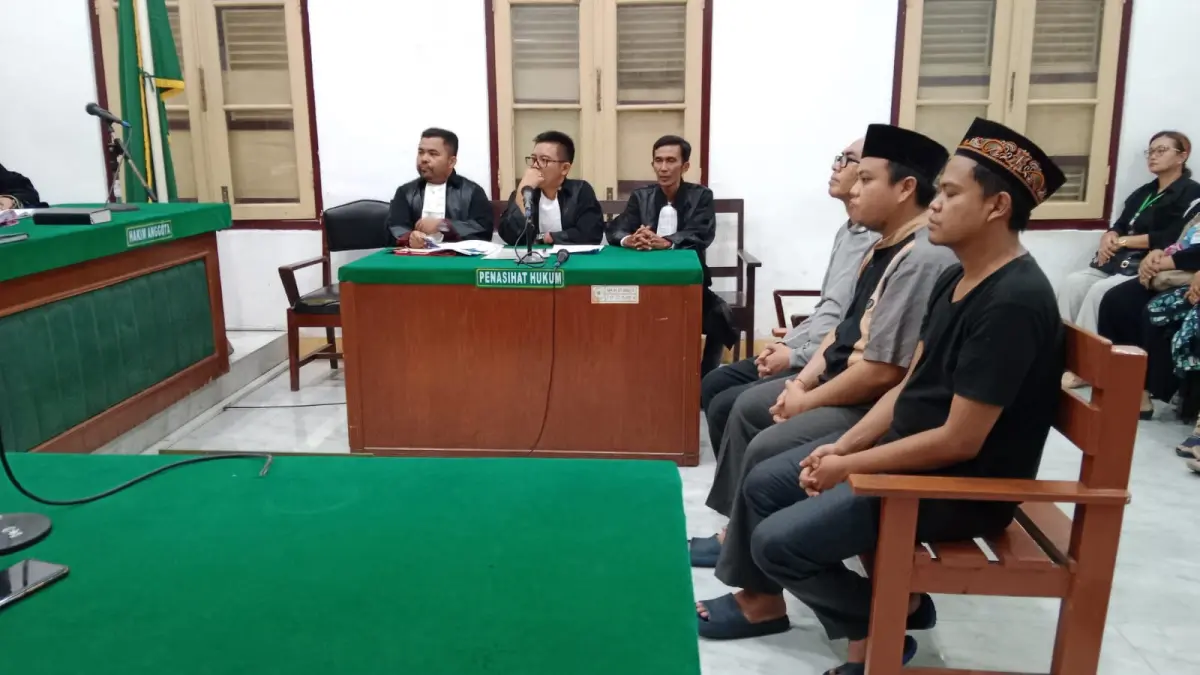DAKWAAN: Tiga terdakwa korupsi Dana BOS di MAS Farhan Syarif Hidayah, menjalani sidang dakwaan di Pengadilan Tipikor Medan, Kamis (2/7/2026). (Dok: Gusman/Sumut Pos)
