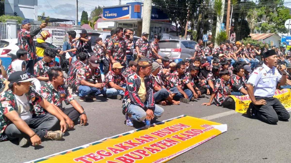 GERUDUK: Massa LMP Macap Karo menggeruduk Mapolres Karo. (Solideo/Sumut Pos)