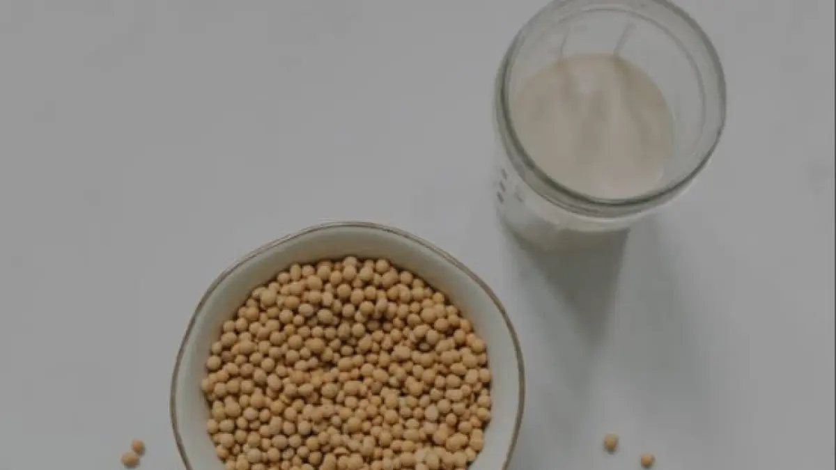 ilustrasi, susu kedelai mengandung protein nabati, isoflavon, serta sejumlah vitamin dan mineral. (pexels.com)