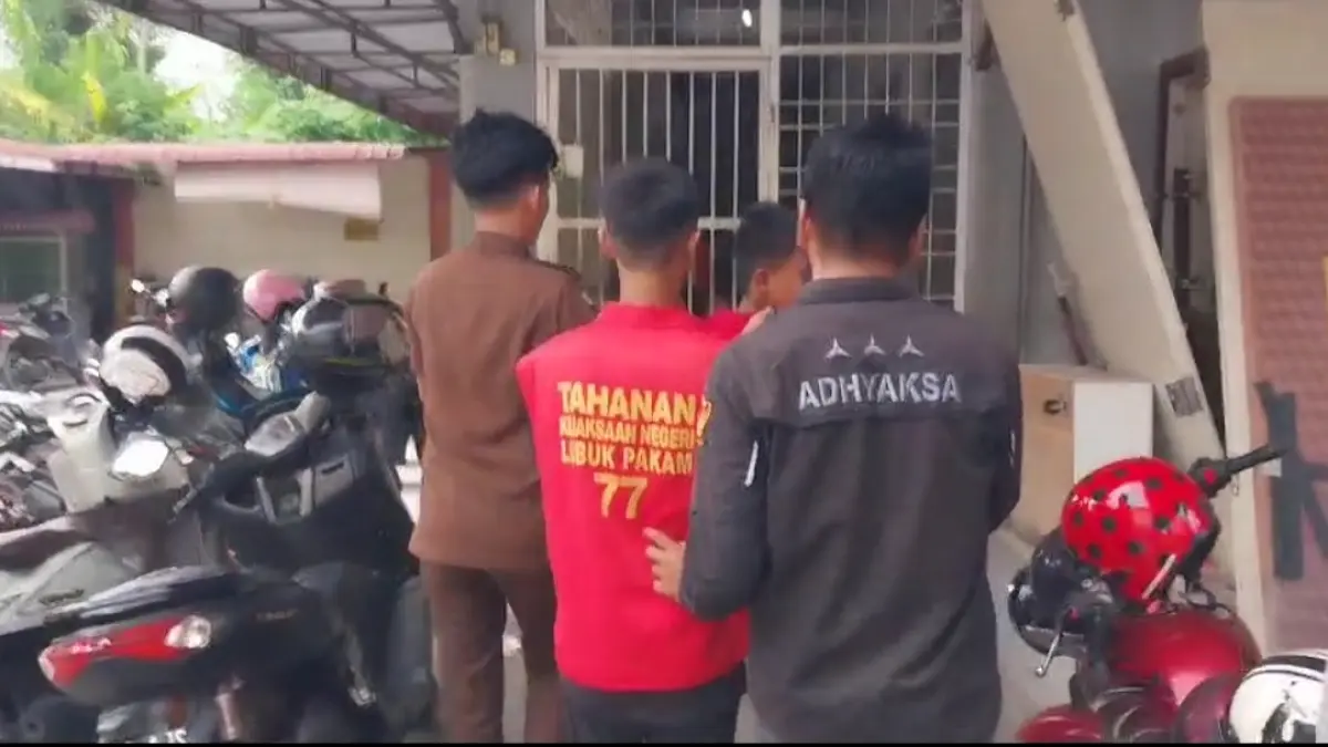 Kedua terdakwa AS dan MH saat digiring petugas Jaksa ke dalam sel tahanan PN Lubukpakam.(Batara/Sumut Pos)