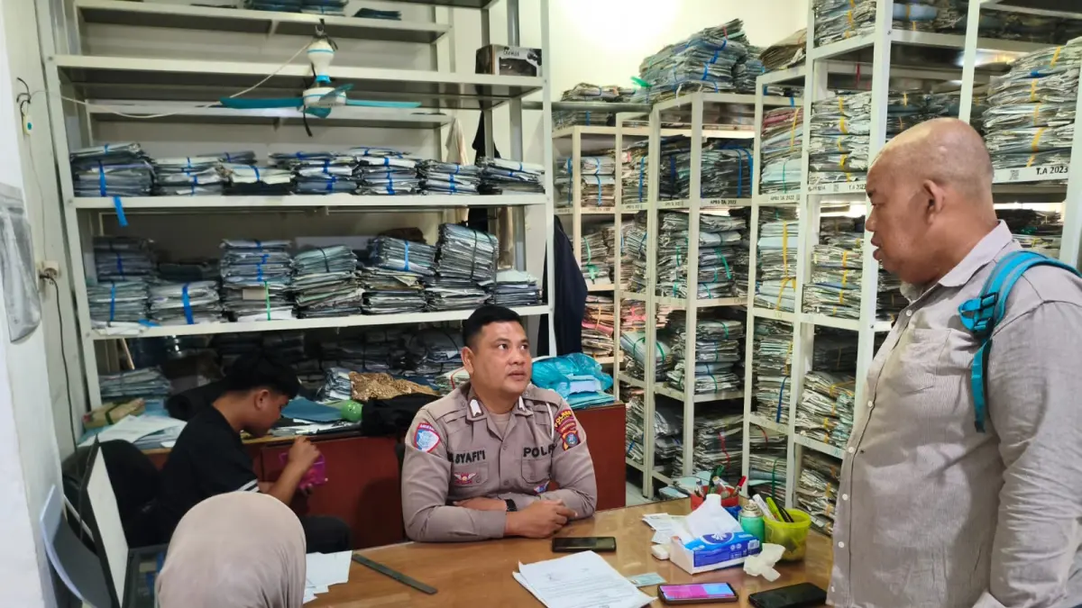 
Petugas Satlantas Polres Binjai saat memberikan pelayanan kepada masyarakat di Samsat. (Dok Satlantas Binjai/Sumut Pos)