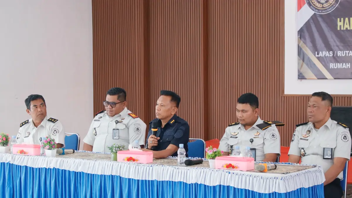 Plh Kakanwil Ditjendpas, Bejo didampingi Ka.Rutan Kelas IIB Sidikalang, Loviga Ferdinanta Tarigan, KPR, Brema Barus dan jajaran memberikan arahan saat Kunker, Rabu (1/7/2026). (RUDY SITANGGANG/SUMUT POS)