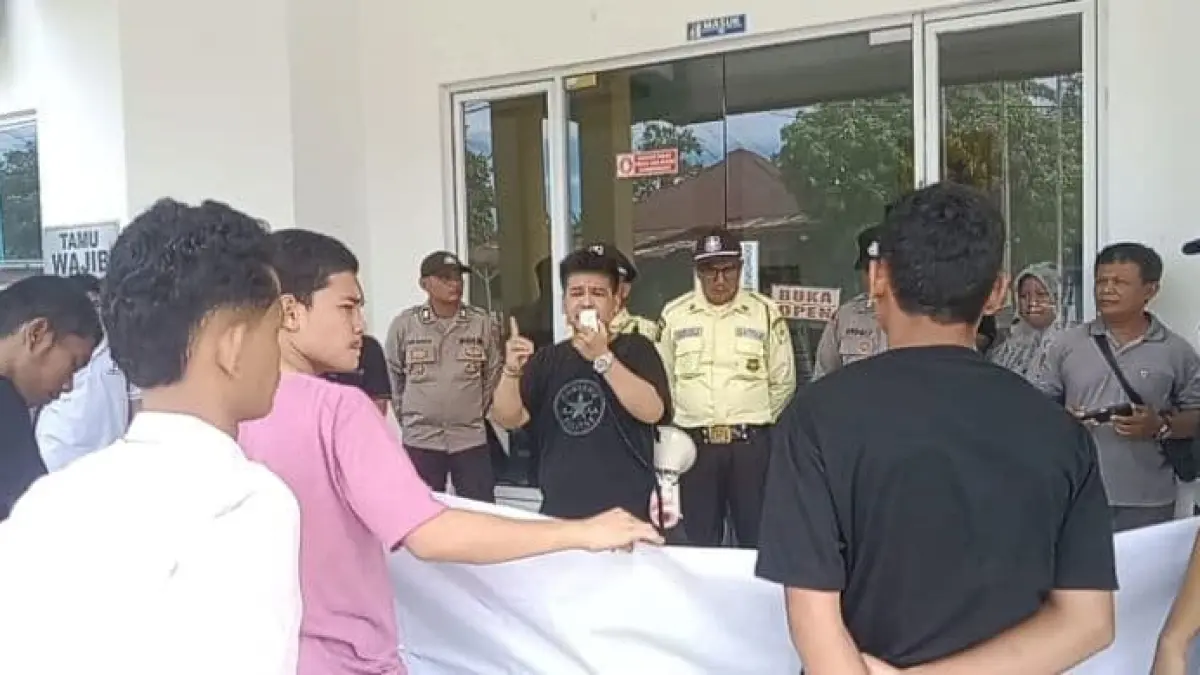 Puluhan Mahasiswa SAMPAL Gedor Kantor PLN Rayon Sibuhuan. (Mitra Harahap/Sumut Pos)
