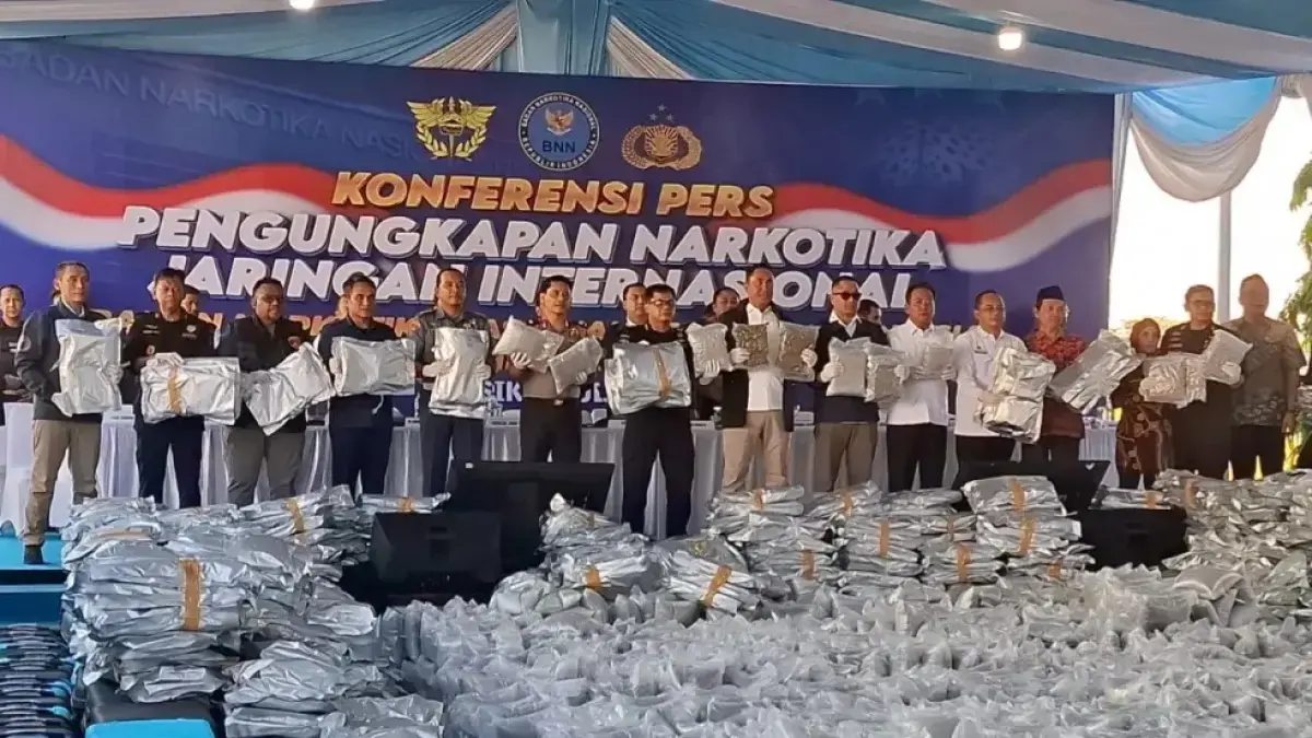 Tim Gabungan saat membongkar penyelundupan 3,37 ton narkotika ganja di Gresik, Kamis (2/7). (Dokumentasi Radar Gresik)
