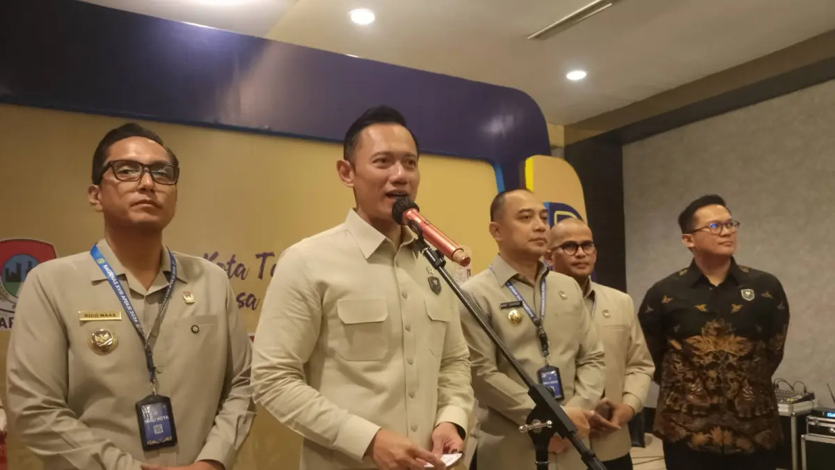 TUTUP: Menteri Koordinator Bidang Infrastruktur dan Pembangunan Kewilayahan, Agus Harimurti Yudhoyono (AHY) saat melakukan konferensi pres seusai penutupan Rapat Kerja Nasional (Rakernas) XVIII Asosiasi Pemerintah Kota Seluruh Indonesia (APEKSI) Tahun 2026 di Kota Medan, Kamis (2/7/2026).(Dok : Ihsan Syahreza/ Sumut Pos)