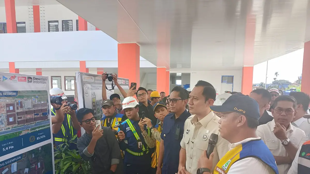 PEMBANGUNAN: Menteri Koordinator Bidang Infrastruktur dan Pembangunan Kewilayahan, Agus Harimurti Yudhoyono (AHY), meninjau progres pembangunan Sekolah Rakyat Terintegrasi 2 Medan yang berlokasi di Jalan Flamboyan, Kota Medan, Jumat (3/7/2026).(Dok: Ihsan Syahreza/Sumut Pos)
