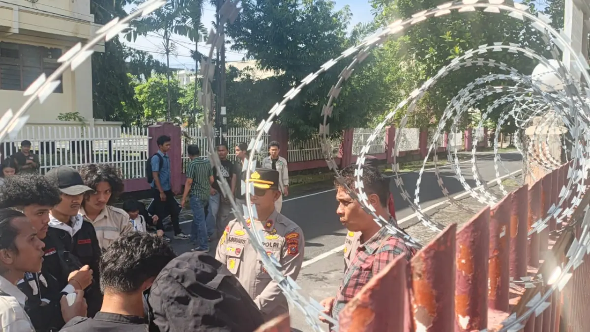 AMANKAN: Personel polisi saat mengamakan aksi mahasiswa ISTP di depan kampus. (Dok: ISTP)