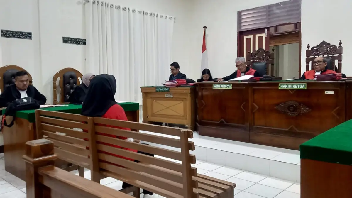 BAYI: Siti Aisah ART pembuang jasad bayi dalam kardus, menjalani sidang dakwaan di PN Medan, Kamis (2/7/2026) sore. (Dok: Gusman/Sumut Pos)