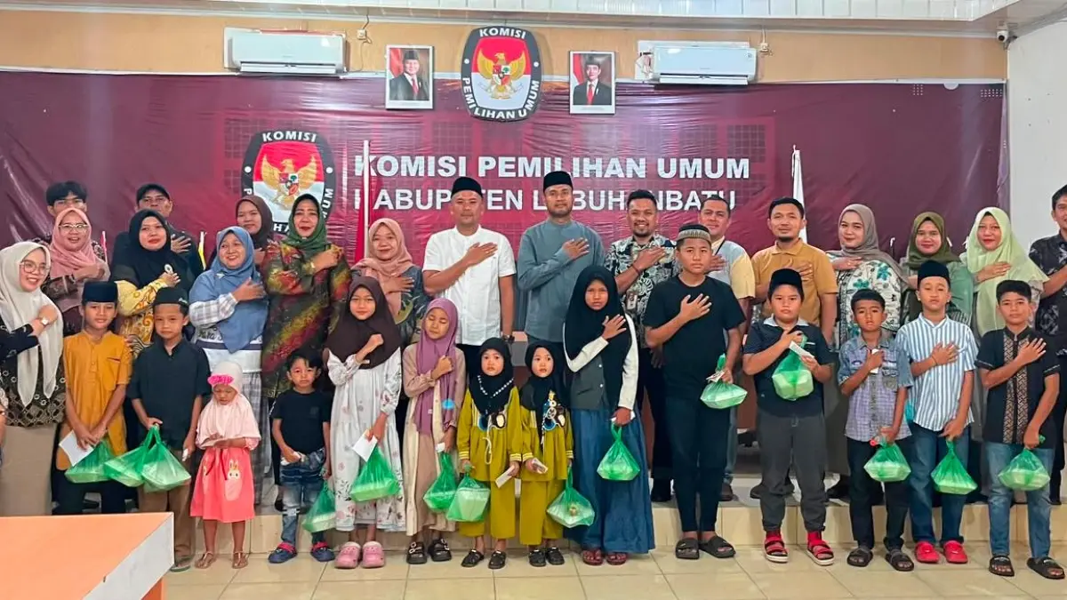 Keluarga Besar KPU Labuhanbatu bersama para anak yatim piatu dalam acara Jumat Berkah (fajar)