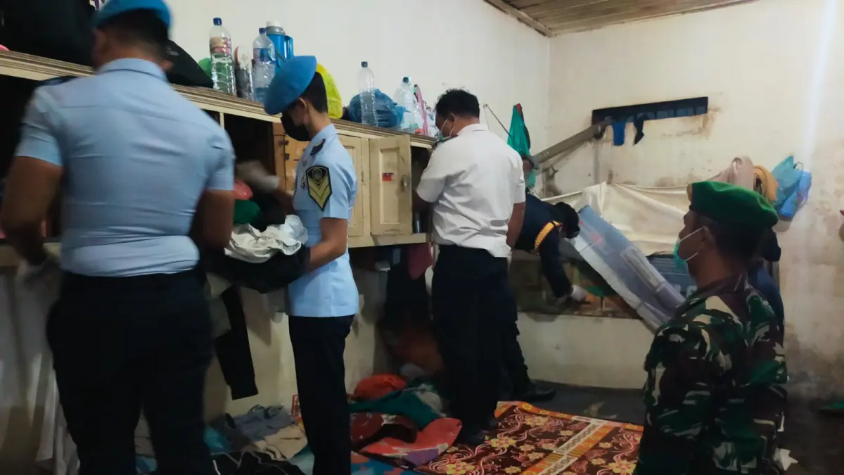 Petugas Rutan Kelas IIB Sidikalang dibantu personil TNI melakukan pemggeledahan kamar hunian WBP untuk memberantas peredaran narkoba dan hand phone secara illegal, Jumat (2/7/2026). (RUDY SITANGGANG/SUMUT POS)