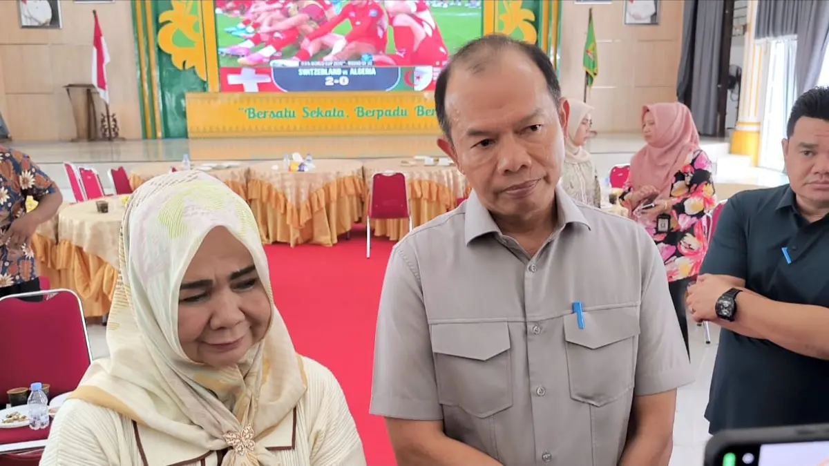 
Sekda Langkat, Amril (tengah) saat diwawancarai usai nobar di Pendopo Jentera Malay, Stabat. (Teddy Akbari/Sumut Pos)