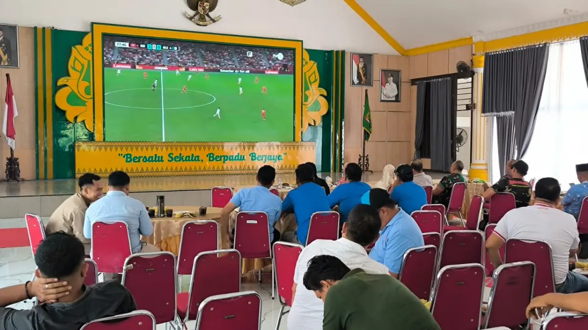 
Suasana nobar Piala Dunia 2026 yang dihadiri Wabup Langkat, Tiorita br Surbakti di Pendopo Jentera Malay, Stabat, Jumat (3/7). (Teddy Akbari/Sumut Pos)