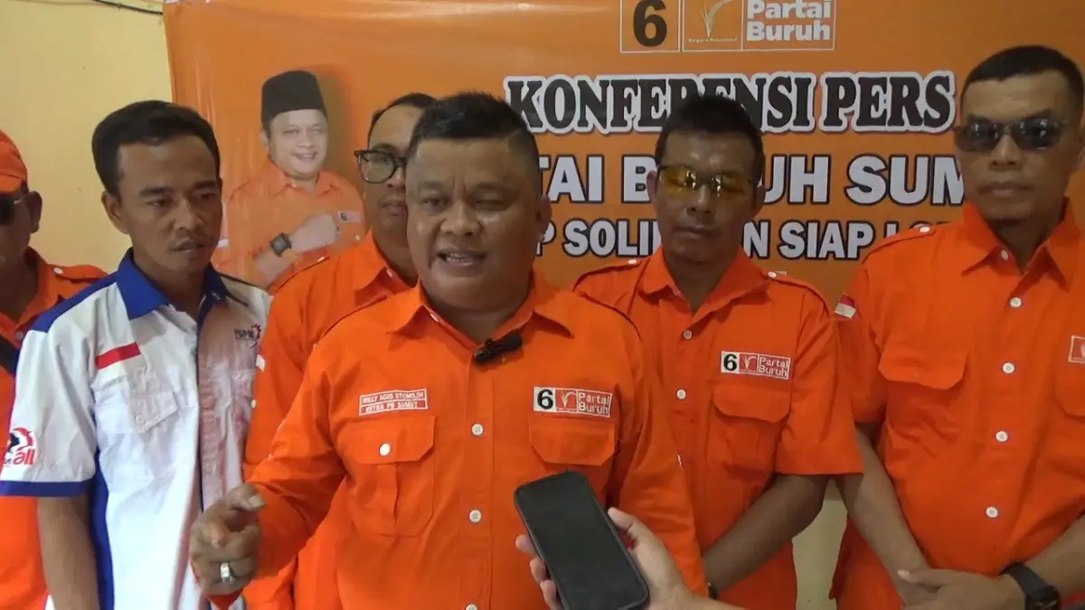 KONPRES: Ketua Exco Partai Buruh Sumut, Willy Agus Utomo didampingi Sekretaris Partai Buruh Sumut Ijon Tuah Hamonangan Purba saat menggelar Konpres, di Kantor Partai Buruh Sumut, Tanjung Morawa, Deliserdang. (Dok: Partai Buruh)