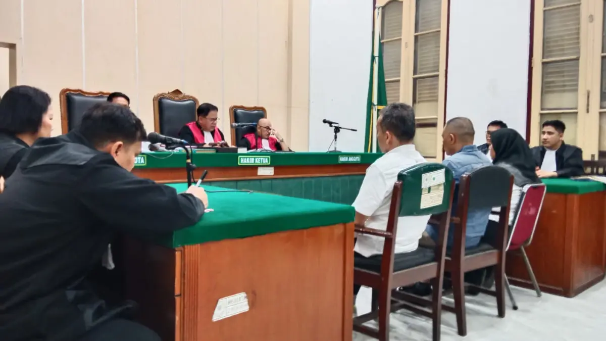 KORUPSI: Tiga terdakwa korupsi belanja BBM di Kecamatan Medan Polonia, menjalani sidang putusan di Pengadilan Tipikor Medan, Jumat (3/7/2026) sore. (Dok: Gusman/Sumut Pos)
