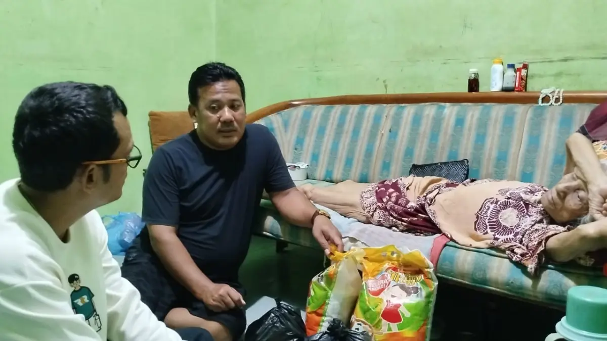 SEMBAKO: Ketua SMSI Labuhanbatu menyerahkan paket sembako kepada warga yang berhak menerima bantuan dalam kegiatan Jumat Berkah di Rantauprapat. (Dok: Fajar/ Sumut Pos)