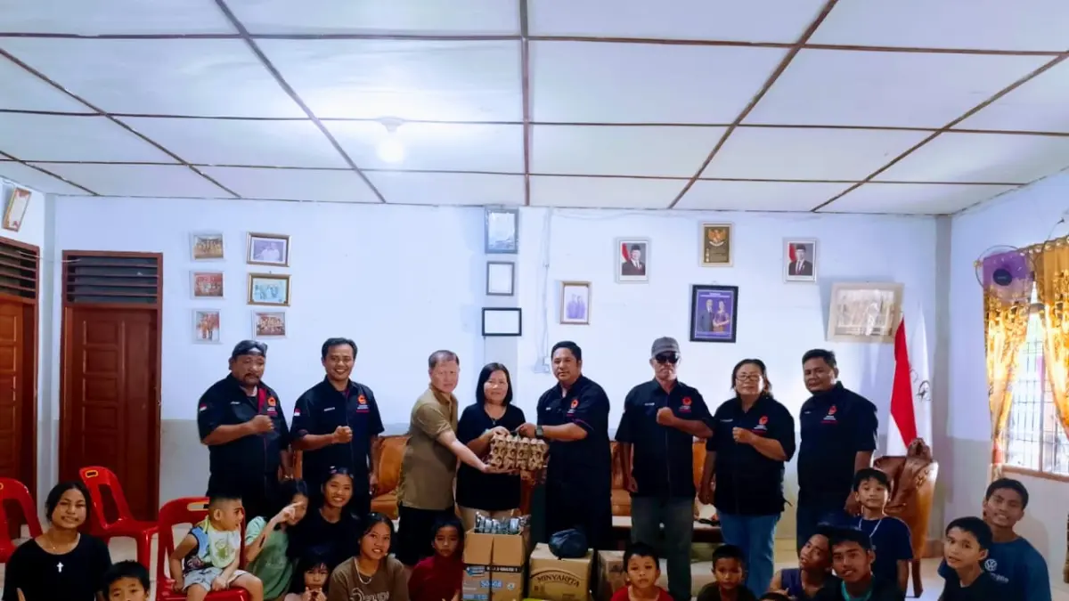 SIMBOLIS: Ketua Forwakum Kepulauan Nias, Eriusman Duha didampingi pengurus menyerahkan bingkisan secara simbolis kepada pengurus Panti Asuhan Mercy Indonesia. (Dok: Eriusman Duha/Sumut Pos)
