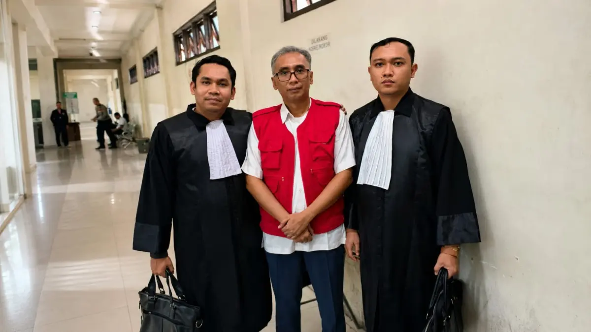 WATERFRONT: Enda Simakasura Ketaren didampingi kuasa hukumnya, usai sidang korupsi proyek Penataan Kawasan Waterfront City Pangururan di Pengadilan Tipikor Medan. (Dok: Pengacara)
