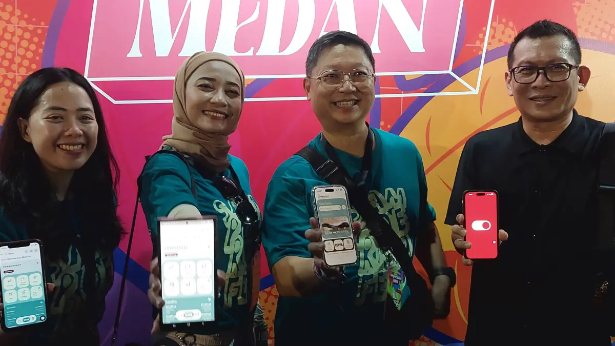 :Direktur Finance and Business Planning Bank Sampoerna, Henky Suryaputra didampingi Funding and Bancassurance Business Development Group Head Bank Sampoerna Candida Ayu Merisca, Lending and Fintech Product and Partnership Division Head Bank Sampoerna Oktavia Laksmi Wardani, dan Branch Manager Bank Sampoerna Medan Feriadi saat menunjukkan aplikasi Bank Sampoerna di Handphone (Hp) saat acara SampoernaFest, di Lotte Grosir Medan, Sabtu (4/7) petang. (Sumut Pos/Dokumen Pribadi)