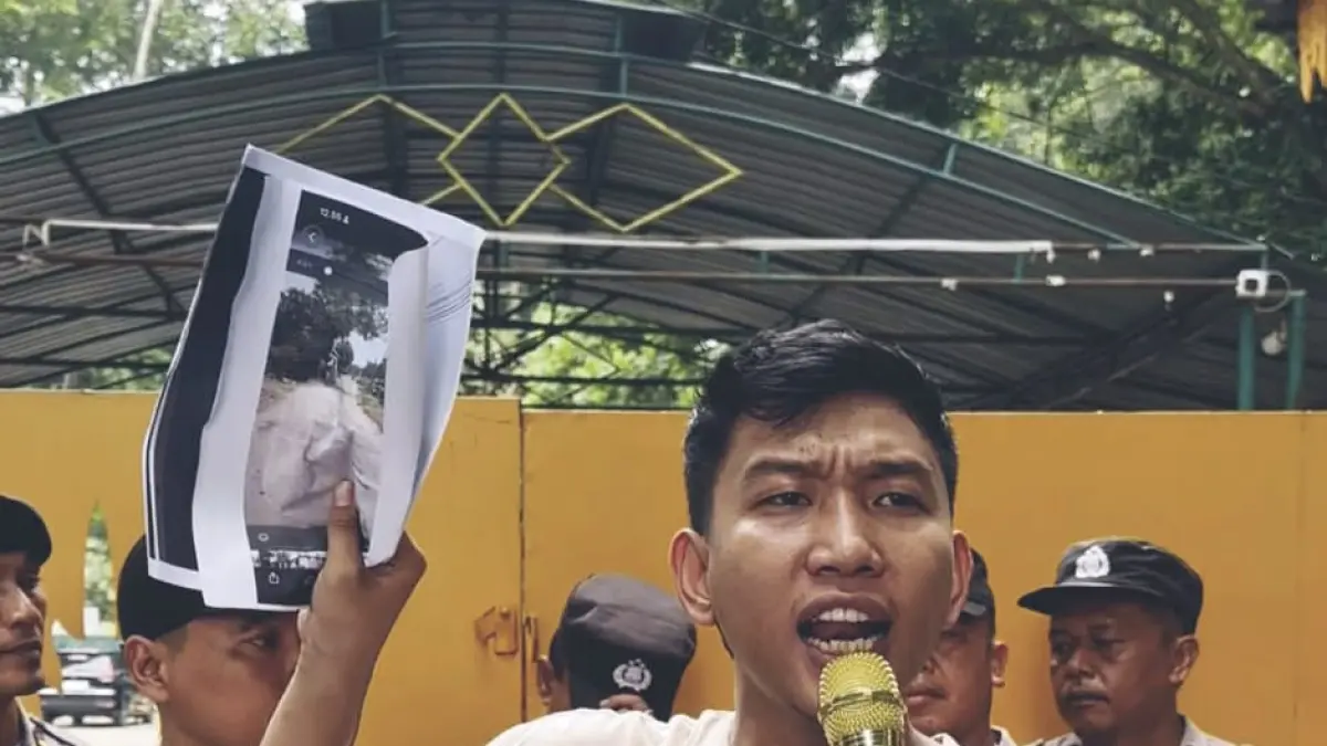 
Edward Gurky saat menyampaikan orasi atas persoalan jalan rusak di depan Kantor Bupati Langkat, Stabat. (Foto dari Gurky/Sumut Pos)