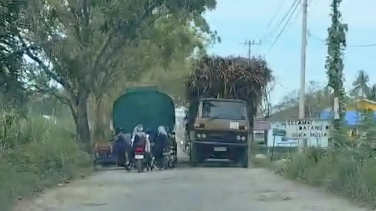 
Jalan Stabat-Secanggang yang rusak akan diperbaiki dengan anggaran Rp8 miliar tahun 2026. (Teddy Akbari/Sumut Pos)
