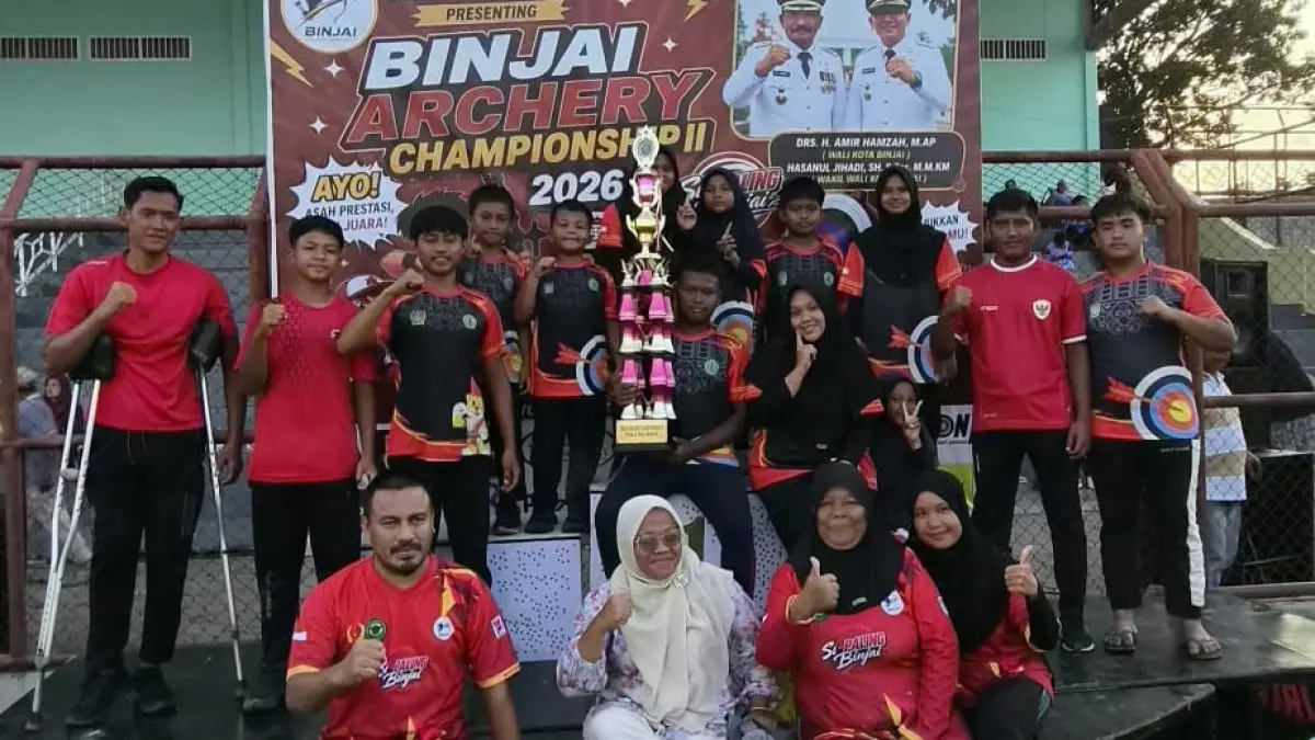 JUARA UMUM: Para atlet, pelatih, dan ofisial Tim Kumpulan Atlit Juara Dunia (KAJD) pose bersama setelah meraih juara umum Binjai Archery Championship II 2026. (Dok Tim KAJD)