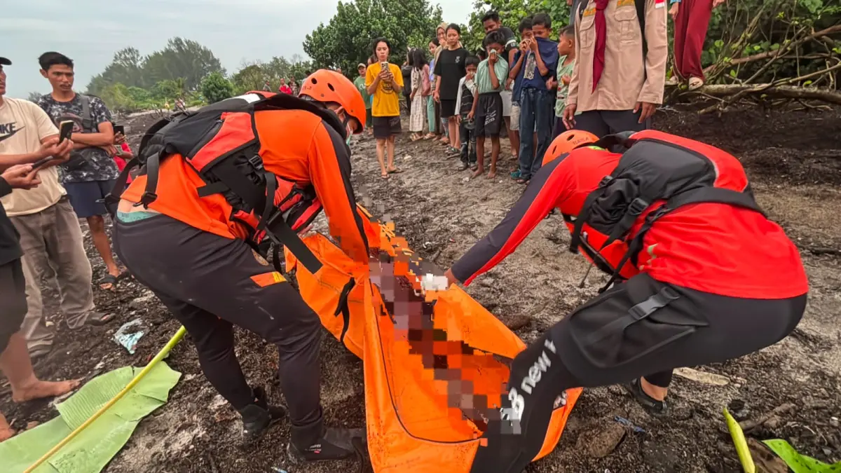 Petugas gabungan mengevakuasi jenazah remaja 16 tahun yang ditemukan di aliran Sungai Ular, Pantai Dua Rasa, Desa Kotapari, Pantaicermin. (Dok/BPBD)