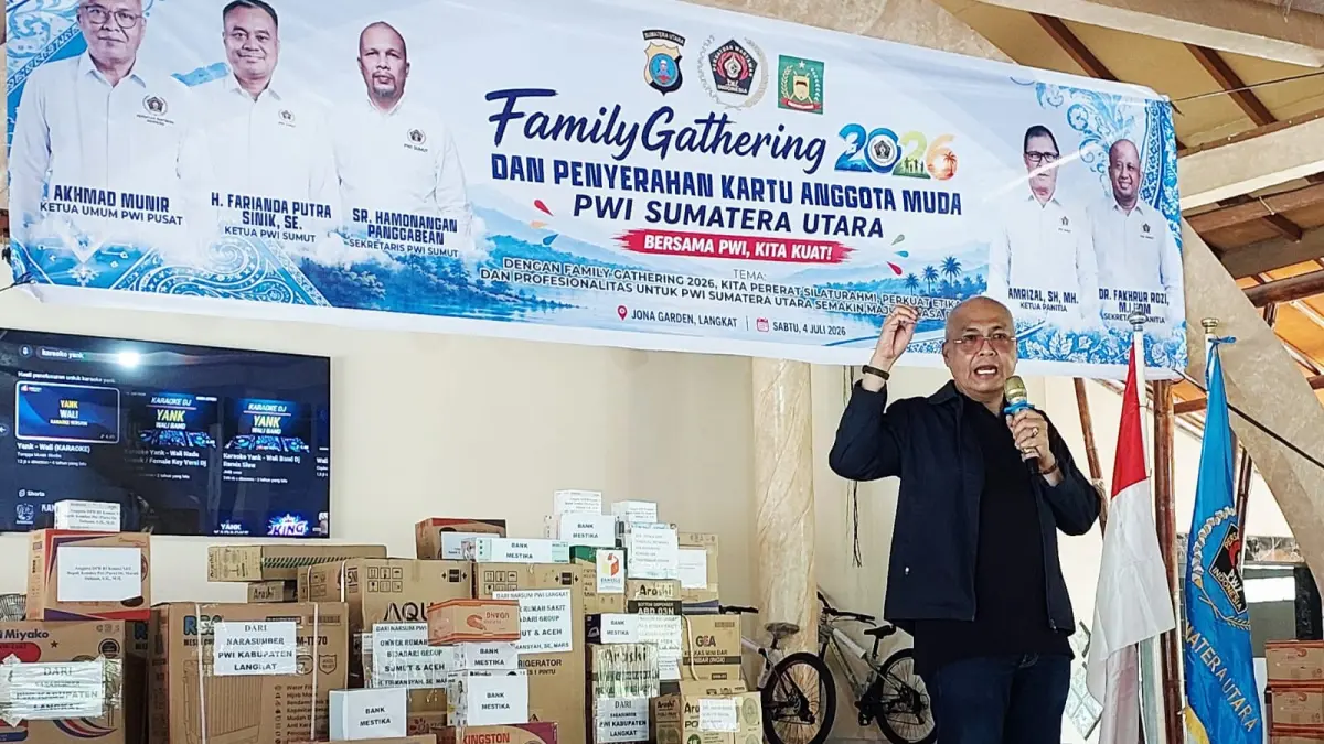 SAMBUTAN: Ketua Umum PWI Pusat Drs H Ahkmad Munir memberi sambutan pada acara Family Ghatering (FG) PWI Sumut di Jona Garden, Langkat (4/6/2026). (Dok PWI Sumut)