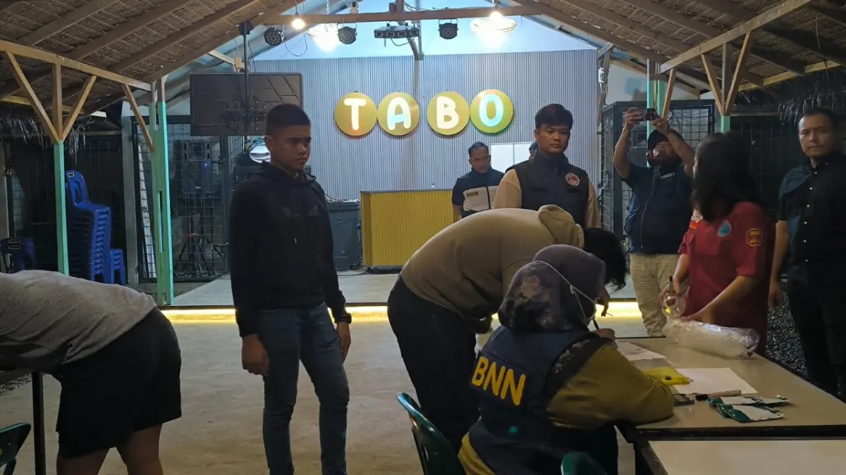 
Tim Gabungan saat melakukan pemeriksaan tes urin di Kafe Tabo, Binjai Selatan. (Teddy Akbari/Sumut Pos)