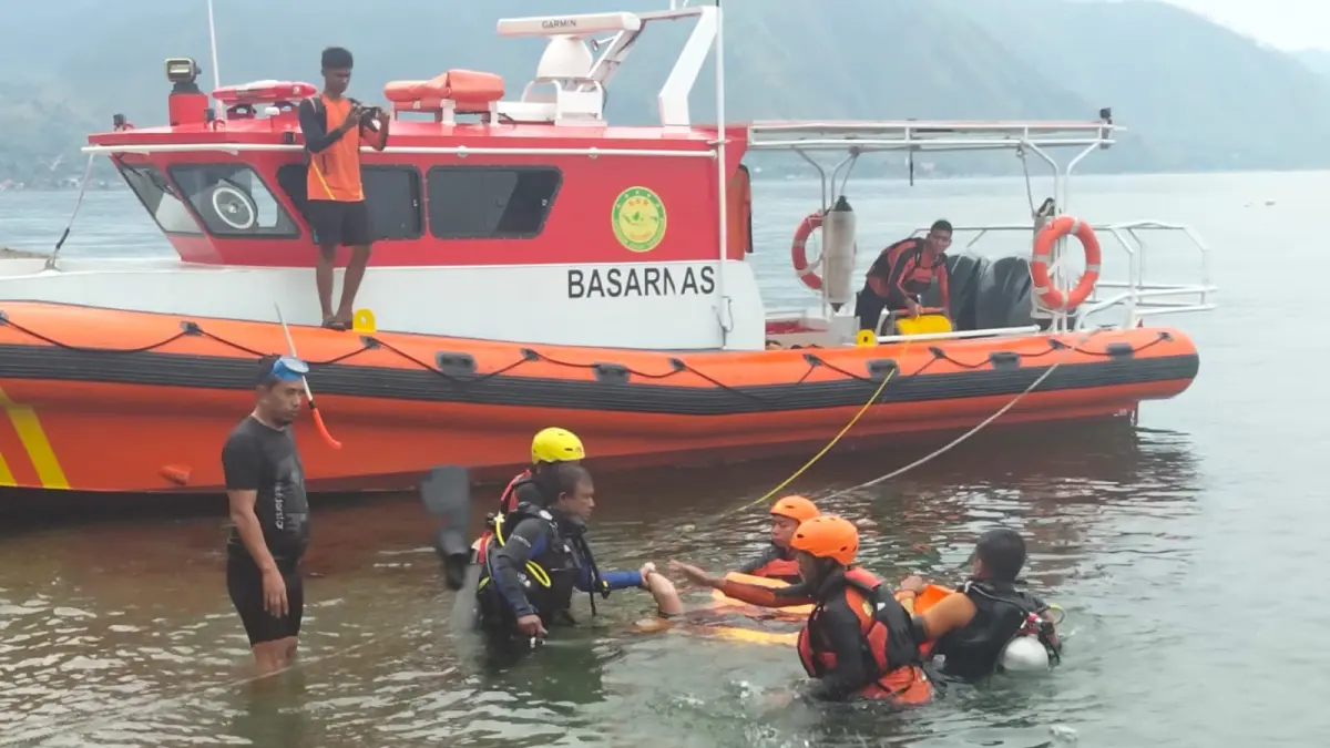 Timsar dan BPBDbKab Dairi bersama TNI-Polri dan masyarakat berhasil mengevakuasi korban tenggelam di Danau Toba Silalahi, Minggu (5/7/2026). (RUDY SITANGGANG/SUMUT POS)