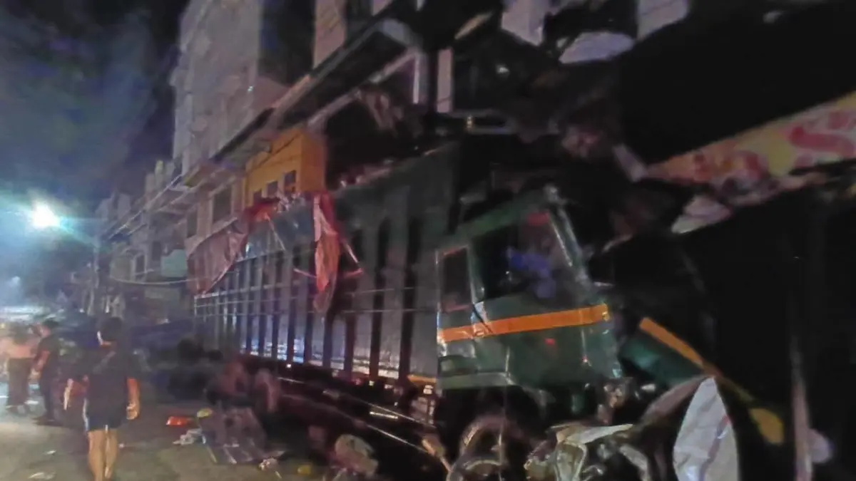 Truk fuso yang diduga kehilangan kendali akibat remb blong, ringsek usai menabrak kendaraan dan ruko hingga mengakibatkan 2 warga meninggal dunia. (Khairuddin/Sumut Pos)